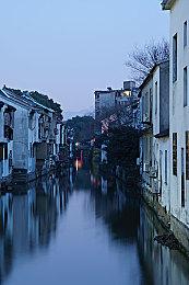 《英雄不再3》BOSS战新实机演示 8月27日发售